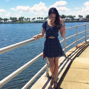 Short sleeve navy daisy dress